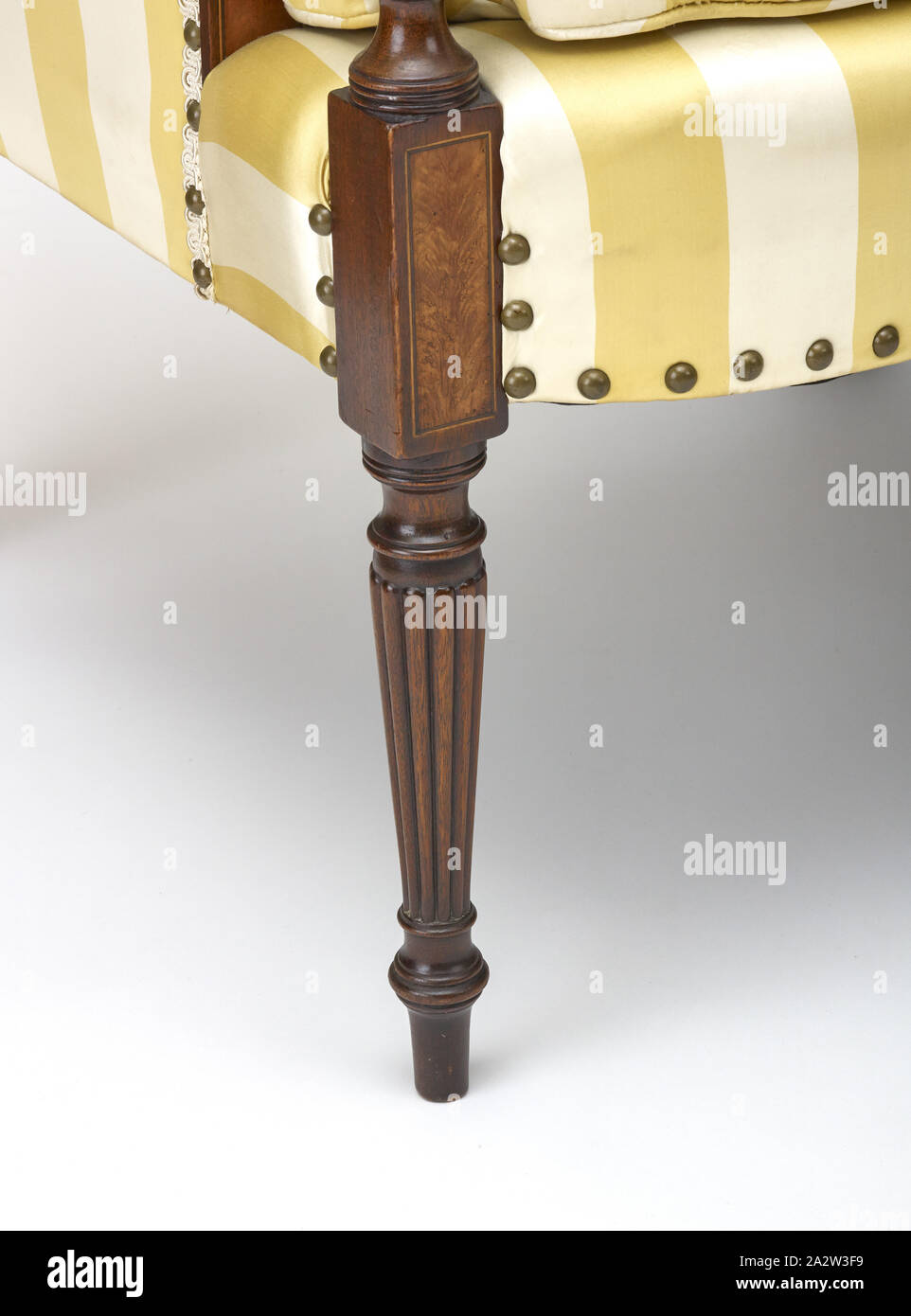 Divano, sconosciuto, Sheraton, circa 1800, mogano figurato impiallacciature, selleria, 37-1/4 x 72 x 27 in., americano, Arti Decorative Foto Stock