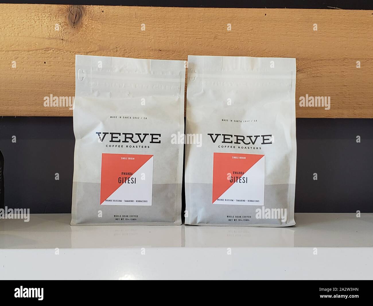 Primo piano di due sacchetti di chicchi di caffè Verve della società di torrefazione artigianale Verve, 13 agosto 2019. () Foto Stock