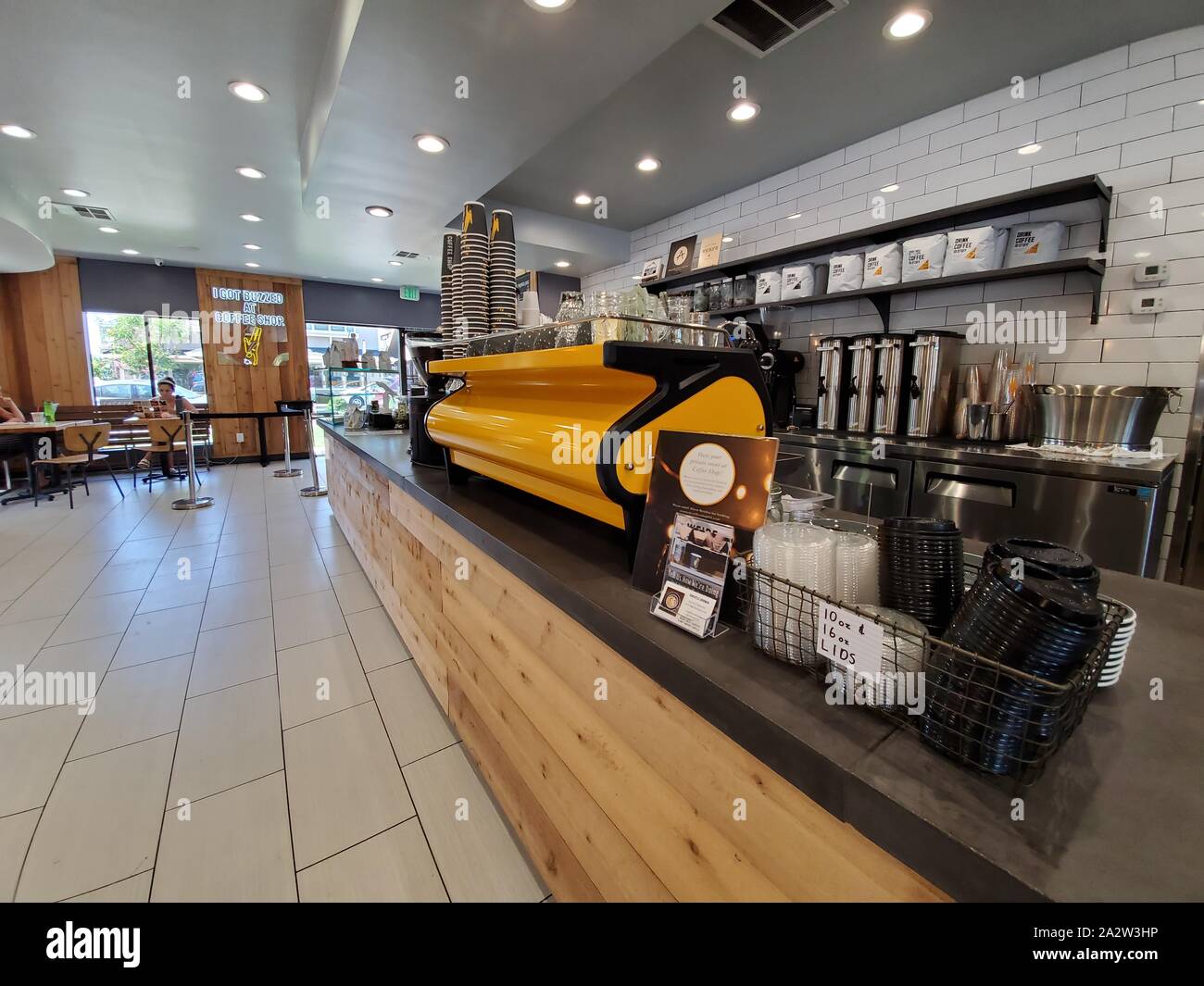 Ampia vista interna del Coffee Shop, un caffè alla moda con stile moderno ed elegante industriale a Danville, California, 13 agosto 2019. () Foto Stock