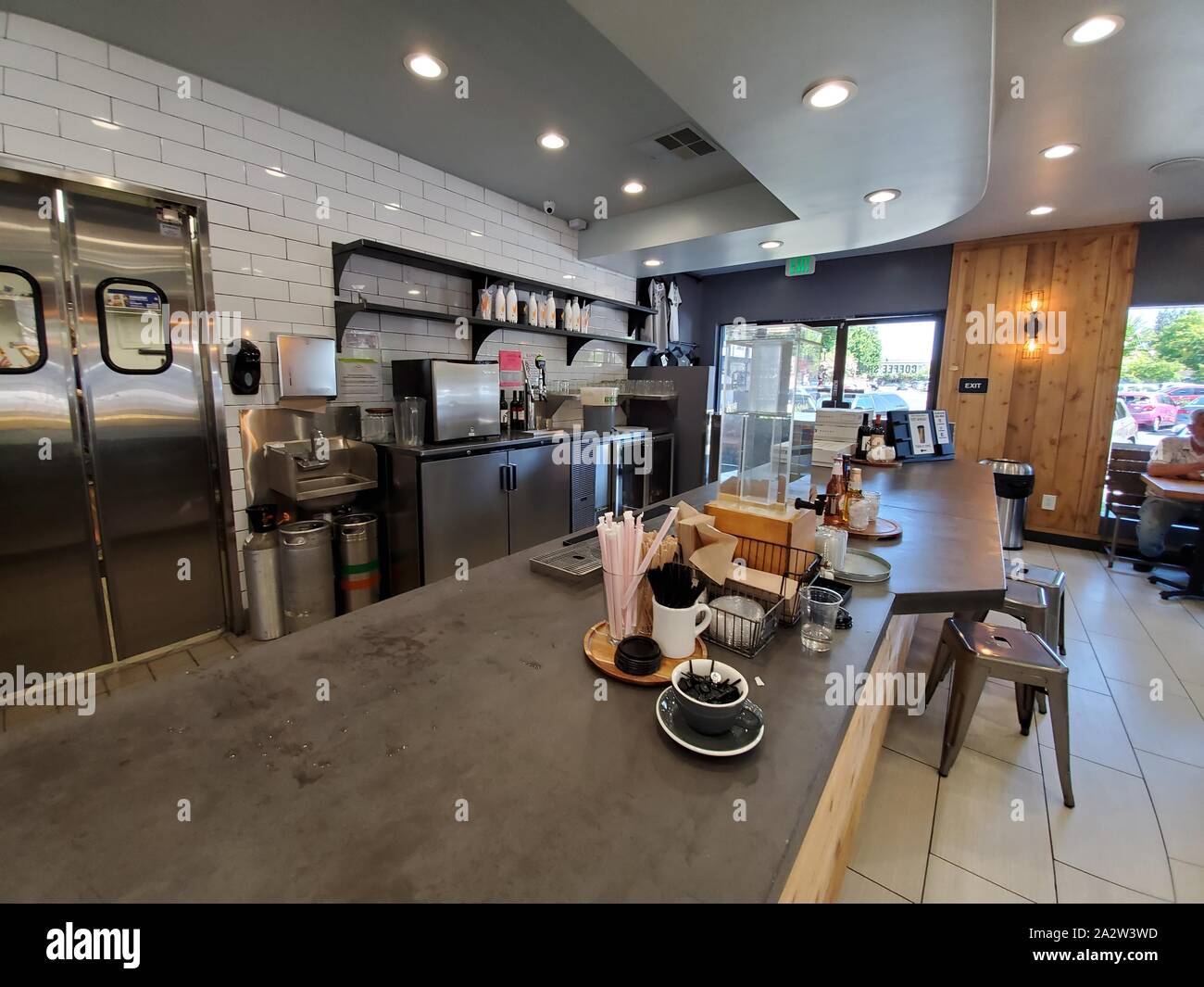 Ampia vista interna del Coffee Shop, un caffè alla moda con stile moderno ed elegante industriale a Danville, California, 13 agosto 2019. () Foto Stock