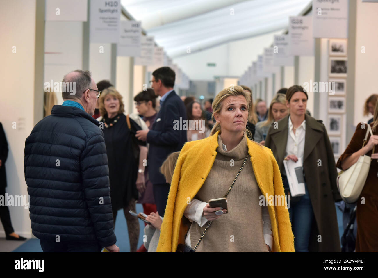 I membri del pubblico, d'arte e collezionisti frequentare il giorno di apertura della fiera d'arte Freize Masters di Regent's Park di Londra, dove gallerie da Foto Stock