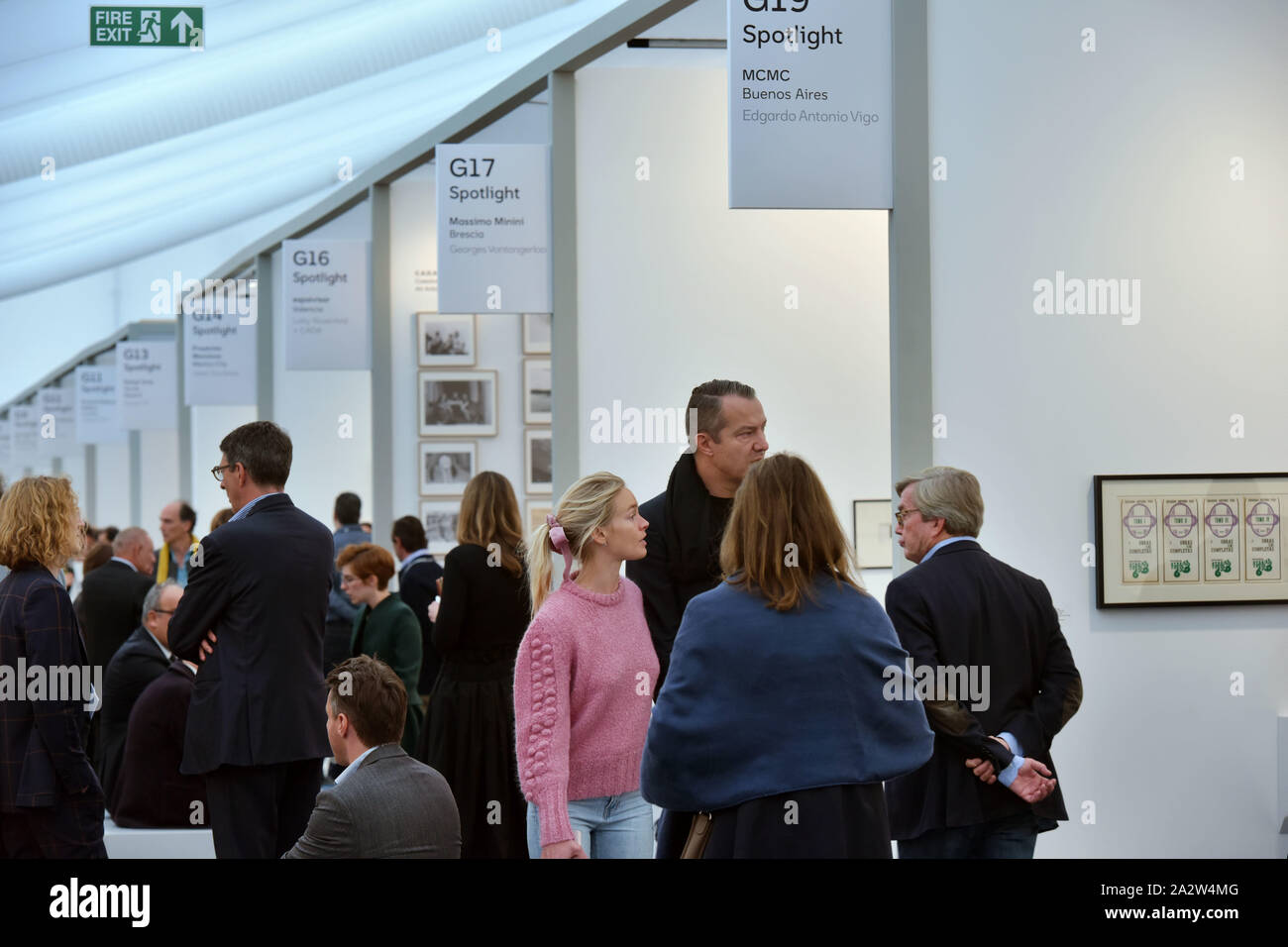 I membri del pubblico, d'arte e collezionisti frequentare il giorno di apertura della fiera d'arte Freize Masters di Regent's Park di Londra, dove gallerie da Foto Stock