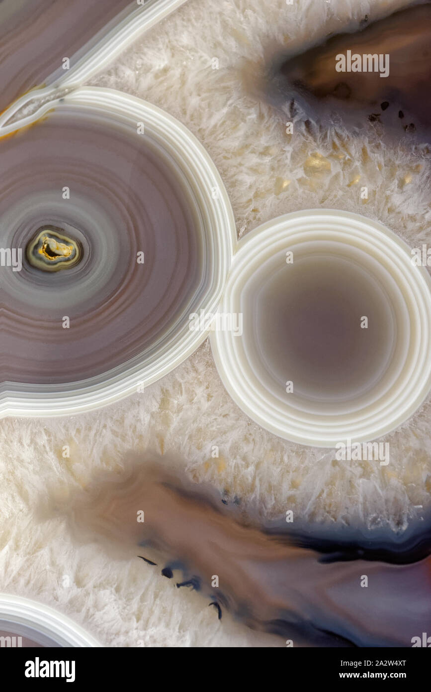 Gli sfondi e texture: superficie di bella pietra decorativa, cristalli di quarzo e configurazione astratta di crepe, macchie e macchie e sfondo naturale Foto Stock