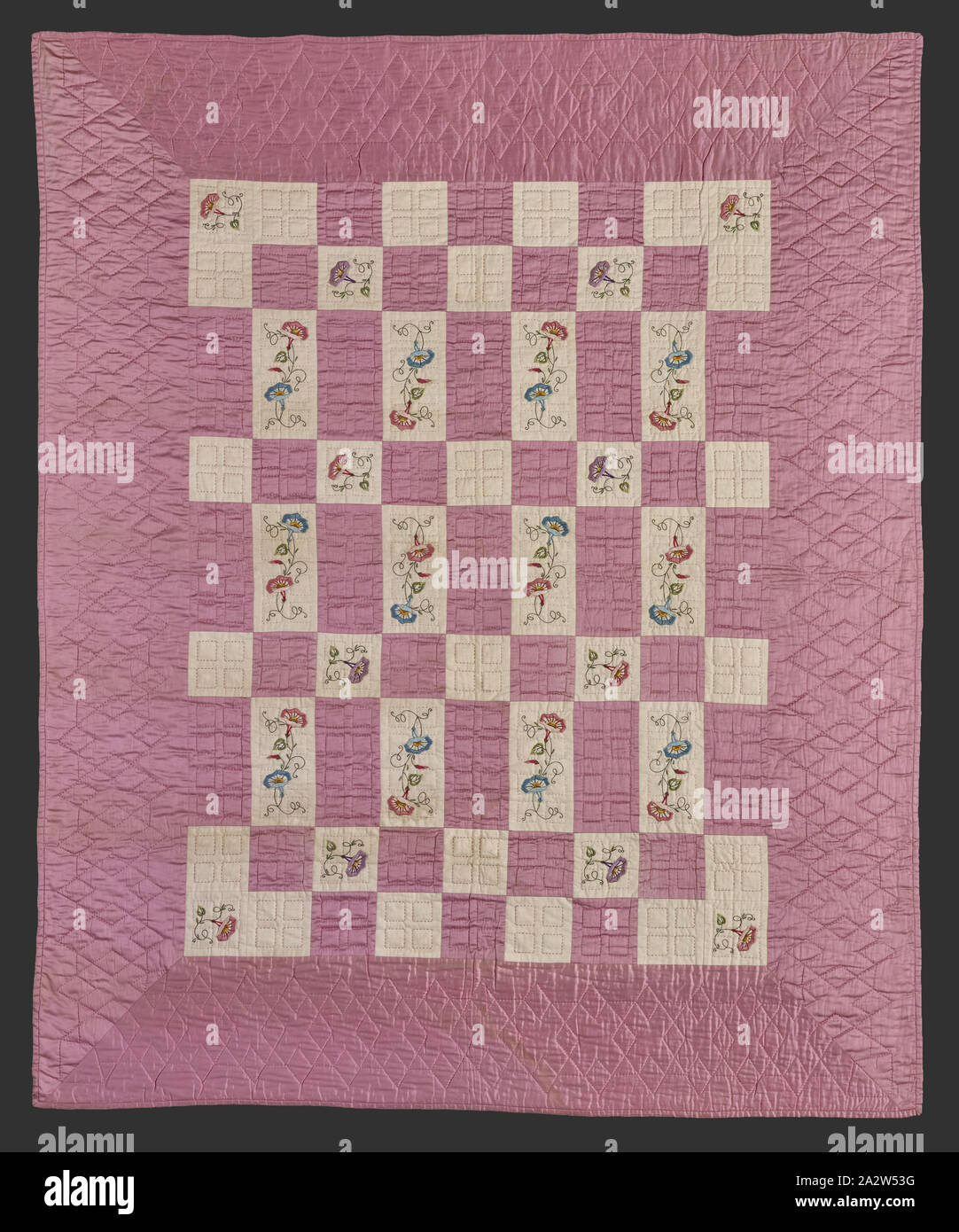 Quilt, Christine Miller Bauer (American, nato tedesco, circa 1865-1946), Mabel Bauer (American, circa 1892-1953), circa 1930, cotone, perforato, ricamati, e trapuntato, 84-1/2 x 70-1/2 in., tessile e della moda arte Foto Stock