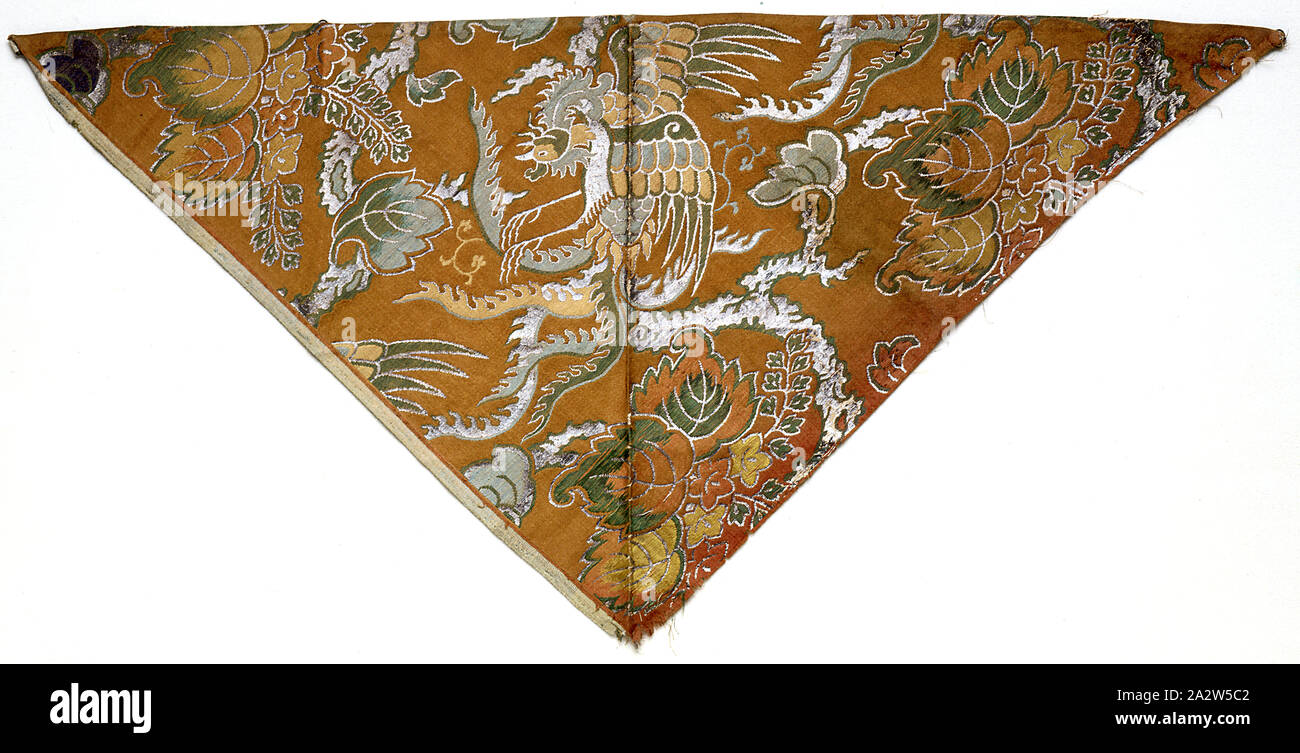 Coperchio utilizzato nel tempio buddista santuario (uchishiki), fine XVIII secolo - inizi del XIX secolo, seta, 38 x 19 in., tessile e della moda arte Foto Stock