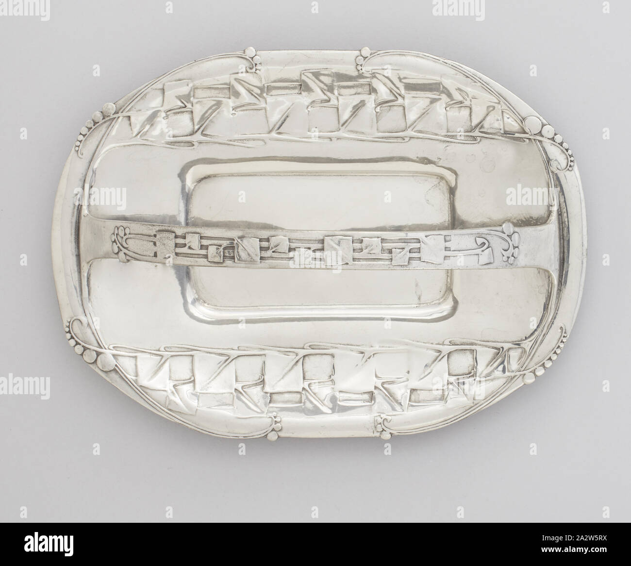 Tudric' cestello torta, eventualmente Archibald Knox, Designer (British, 1864-1933), W. H. Haseler, fabbricante (britannico), la libertà e la società, il dettagliante britannico, circa 1905, peltro, 5 x 12 x 8-3/4 in., stampigliato, marchio di fonderia: 2, RD 449056, TUDRIC, 0357, Arti Decorative Foto Stock