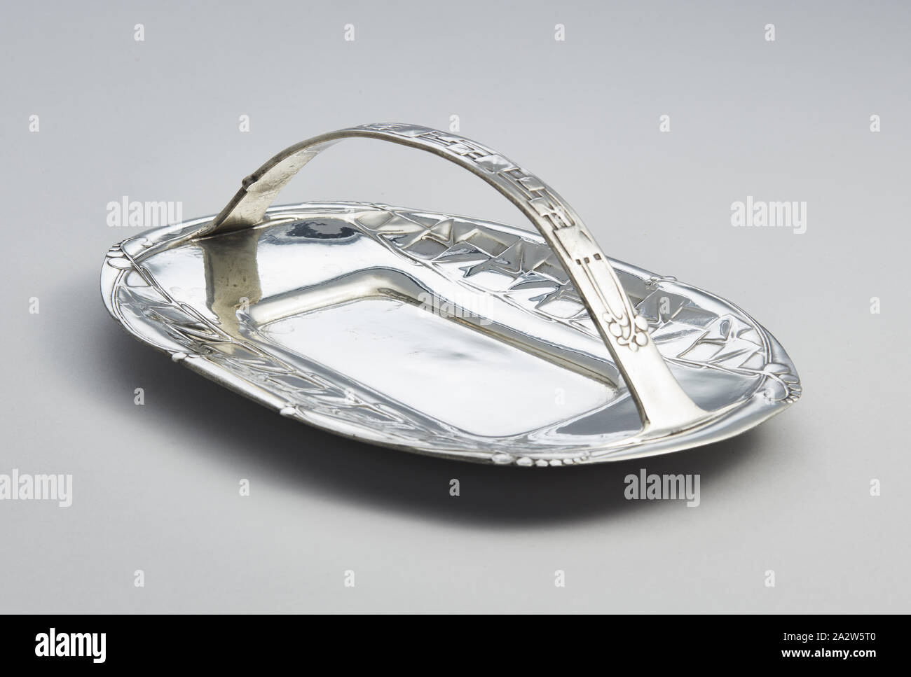 Tudric' cestello torta, eventualmente Archibald Knox, Designer (British, 1864-1933), W. H. Haseler, fabbricante (britannico), la libertà e la società, il dettagliante britannico, circa 1905, peltro, 5 x 12 x 8-3/4 in., stampigliato, marchio di fonderia: 2, RD 449056, TUDRIC, 0357, Arti Decorative Foto Stock