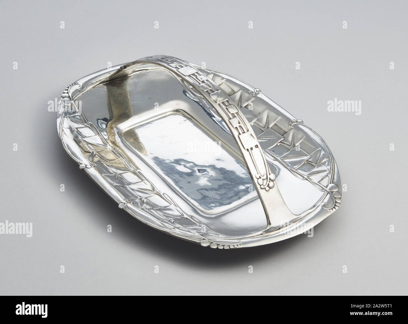 Tudric' cestello torta, eventualmente Archibald Knox, Designer (British, 1864-1933), W. H. Haseler, fabbricante (britannico), la libertà e la società, il dettagliante britannico, circa 1905, peltro, 5 x 12 x 8-3/4 in., stampigliato, marchio di fonderia: 2, RD 449056, TUDRIC, 0357, Arti Decorative Foto Stock