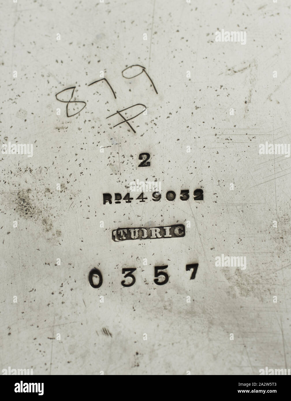 Tudric' cestello torta, eventualmente Archibald Knox, Designer (British, 1864-1933), W. H. Haseler, fabbricante (britannico), la libertà e la società, il dettagliante britannico, circa 1905, peltro, 5 x 12 x 8-3/4 in., stampigliato, marchio di fonderia: 2, RD 449056, TUDRIC, 0357, Arti Decorative Foto Stock