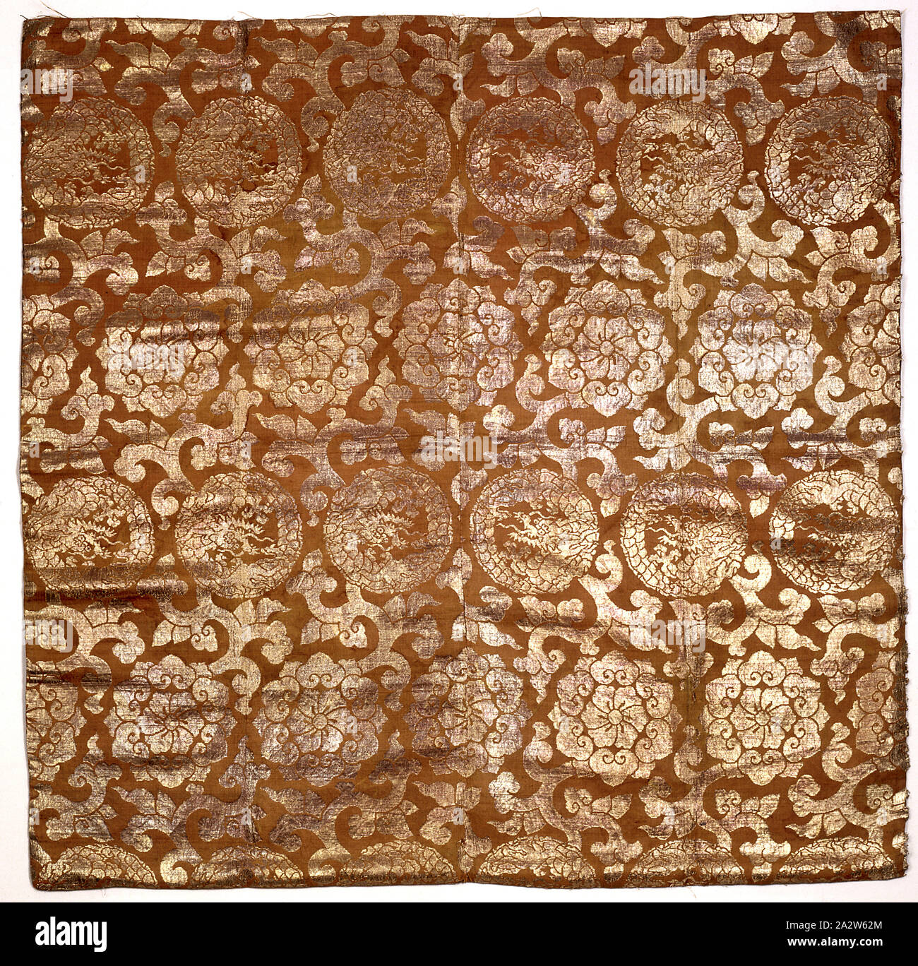 Coperchio utilizzato nel tempio buddista santuario (uchishiki), all'inizio del XIX secolo, filo d'oro, seta, 45 x 45 in., tessile e della moda arte Foto Stock