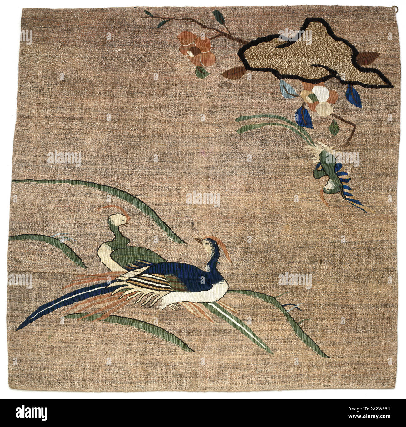 Coperchio utilizzato nel tempio buddista santuario (uchishiki), Medio Edo, Medio Edo, 1688-1789, oro avvolto filo, fodera in cotone, 19 x 19 in., tessile e della moda arte Foto Stock