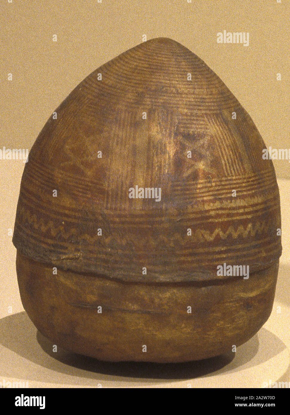 Contenitore di spezie, sconosciuto, 1901-1997, nascondere, pigmento, 5-1/2 x 4-7/8 x 4-3/4 in., Arte Africana Foto Stock Contenitore di spezie, sconosciuto, 1901-1997, nascondere, pigmento, 5-1/2 x 4-7/8 x 4-3/4 in., Arte Africana Foto Stock