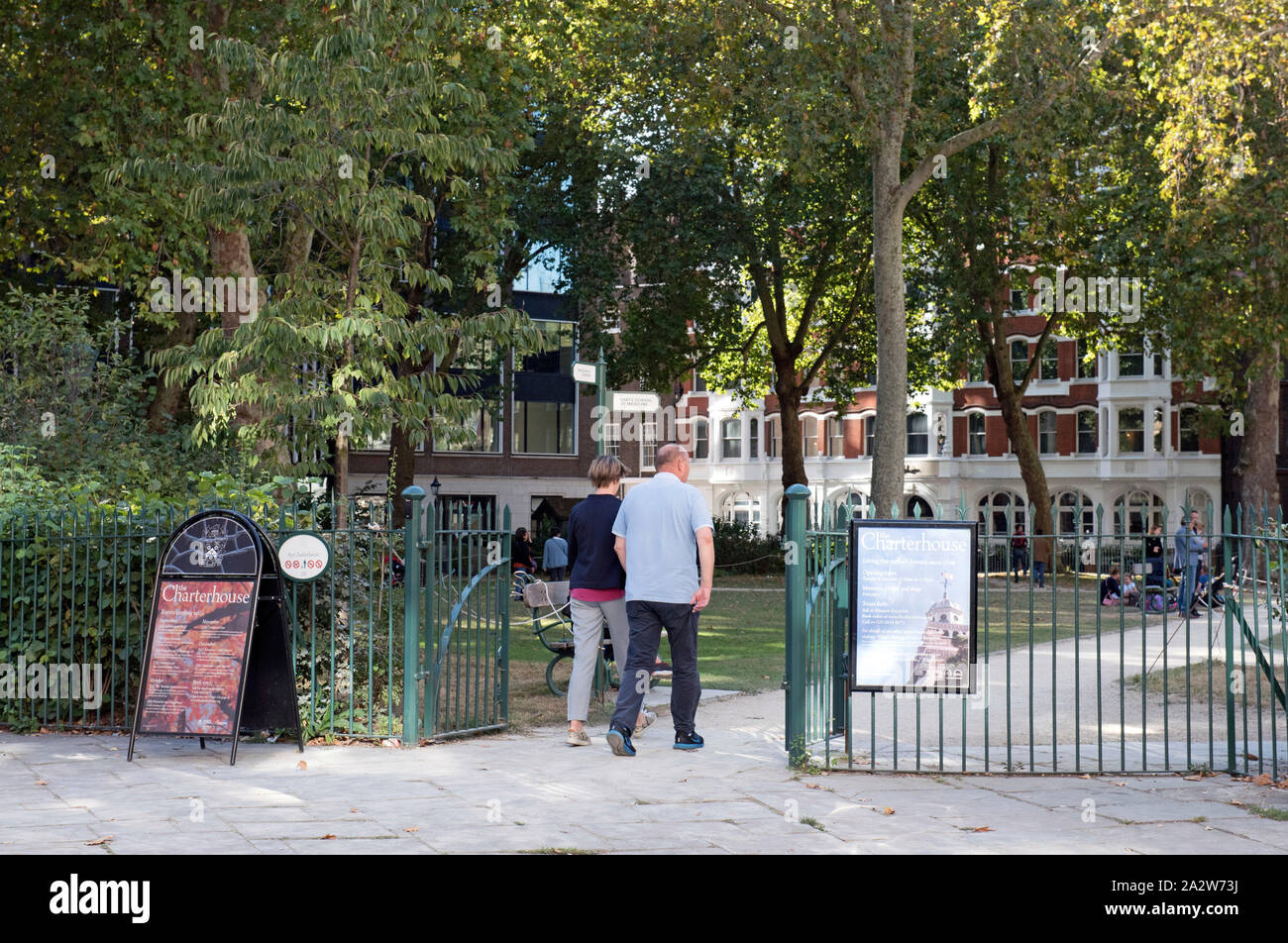 Ingresso, Charterhouse Square con coppia di entrare, London Borough di Islington, Inghilterra Gran Bretagna REGNO UNITO Foto Stock
