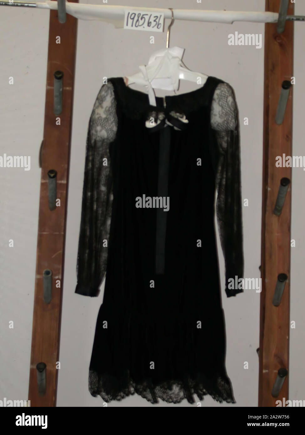 Abito da sera, Hubert de Givenchy, Designer (Francese, 1927-2018), Givenchy, Design House (Francese), la fine degli anni settanta, velluto, pizzo Chantilly, L: 41 in., tessile e della moda arte Foto Stock