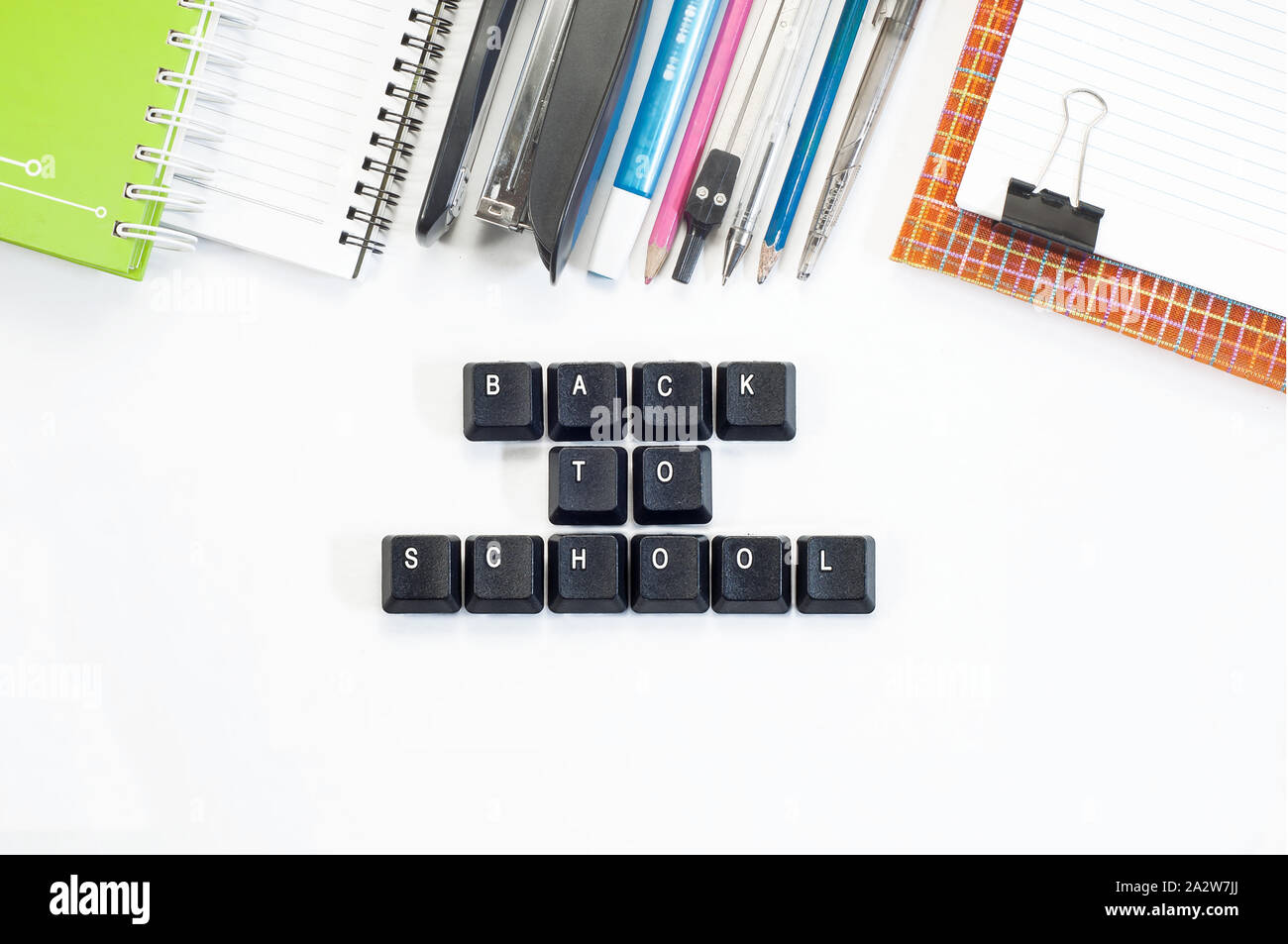 I tasti della tastiera. Si torna a scuola frase da chiavi di computer con forniture scolastiche isolato su sfondo bianco. Foto Stock