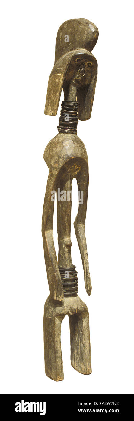 Figura maschile, Mumuye persone, xx secolo, legno, ottone, 42-3/4 x 6 x 7-1/2 in., Arte Africana Foto Stock