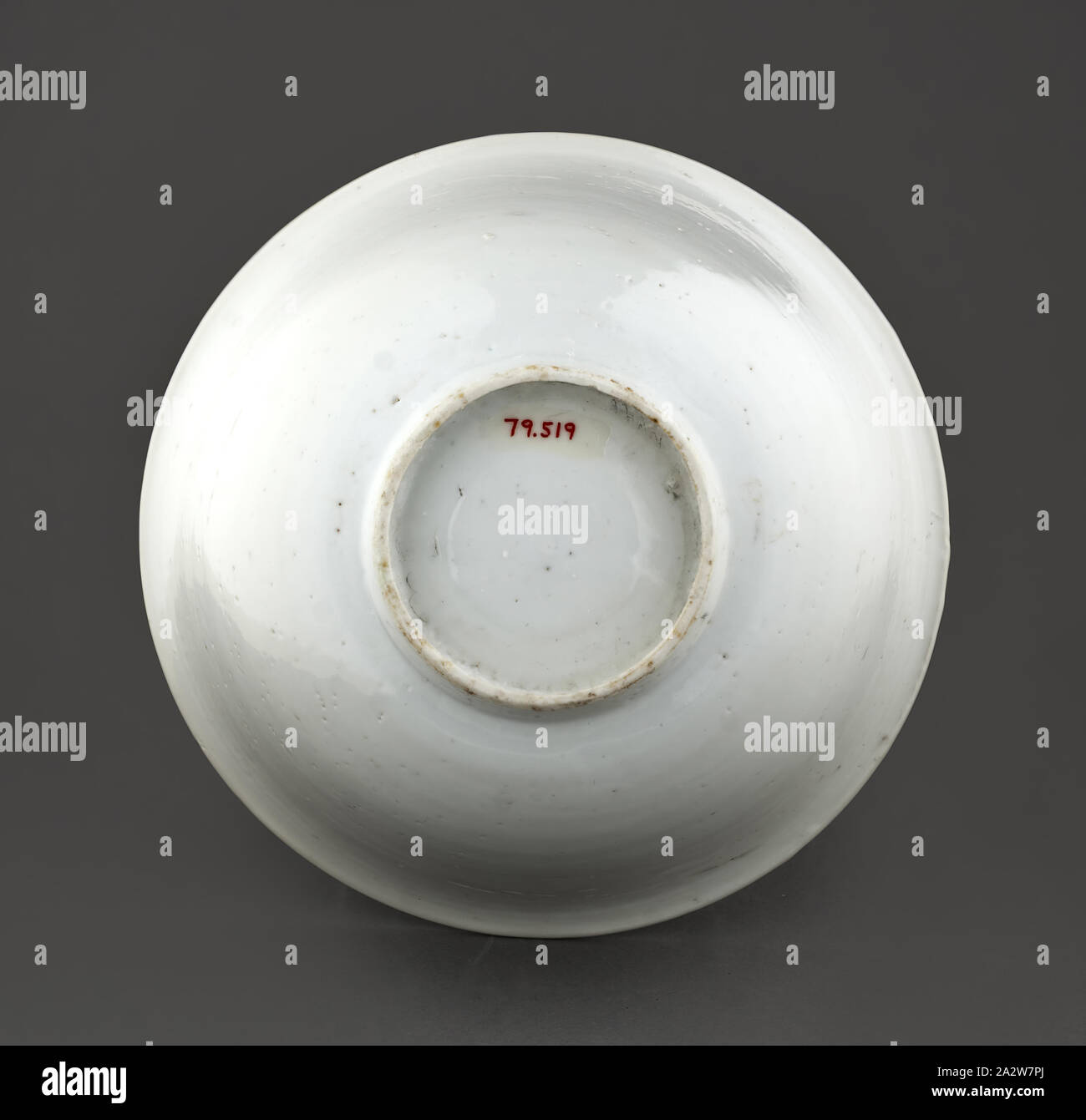 Ciotola di smalto bianco, 2-13/16 h, 6-11/16 d, Arte Asiatica Foto Stock