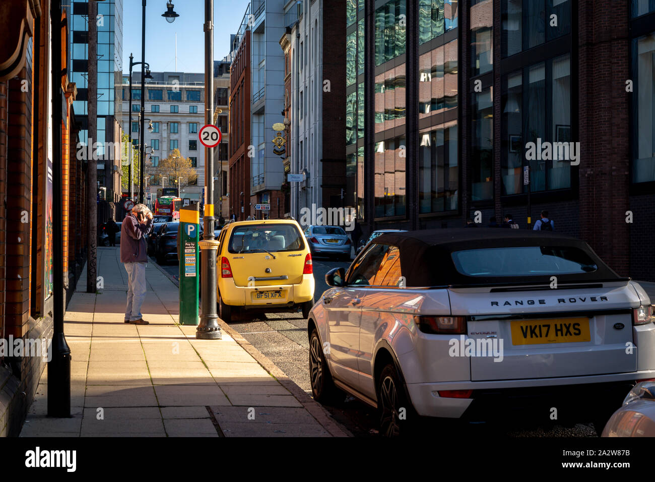 Uomo di pagare per uno spazio parcheggio per auto su Livery Street, Birmingham City Centre, Regno Unito Foto Stock