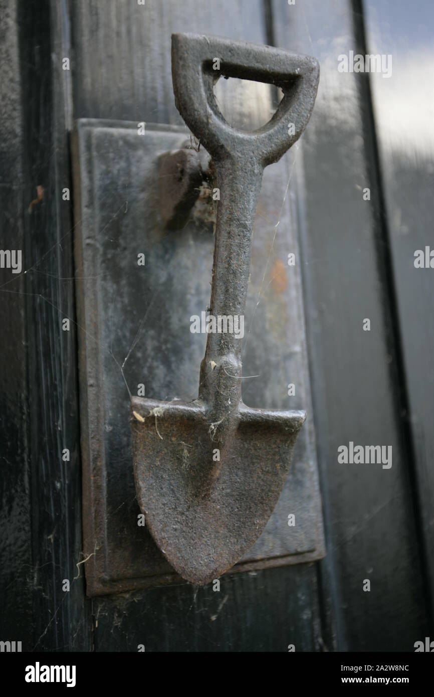 Close up della vecchia porta di metallo respingente in forma di forcella Foto Stock