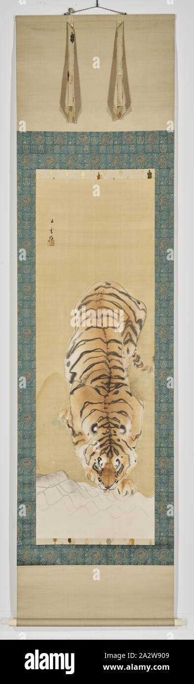 Tiger, Nishimura Goun (giapponese, 1877-1938), Meiji, 1877-1938, inchiostro a colori e oro su seta, 50-3/4 x 16-1/2 in. (Immagine) 84-1/2 x 24 in. (Generale), firmato: Goun Guarnizione: Goun, Arte Asiatica Foto Stock