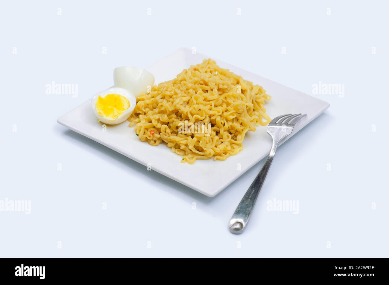 Popolari instant food di stir-fried noodles nelle Filippine. Un quartiere alla moda di cottura istantanea noodles filippino per ragazzi e famiglie. White isolato. Foto Stock