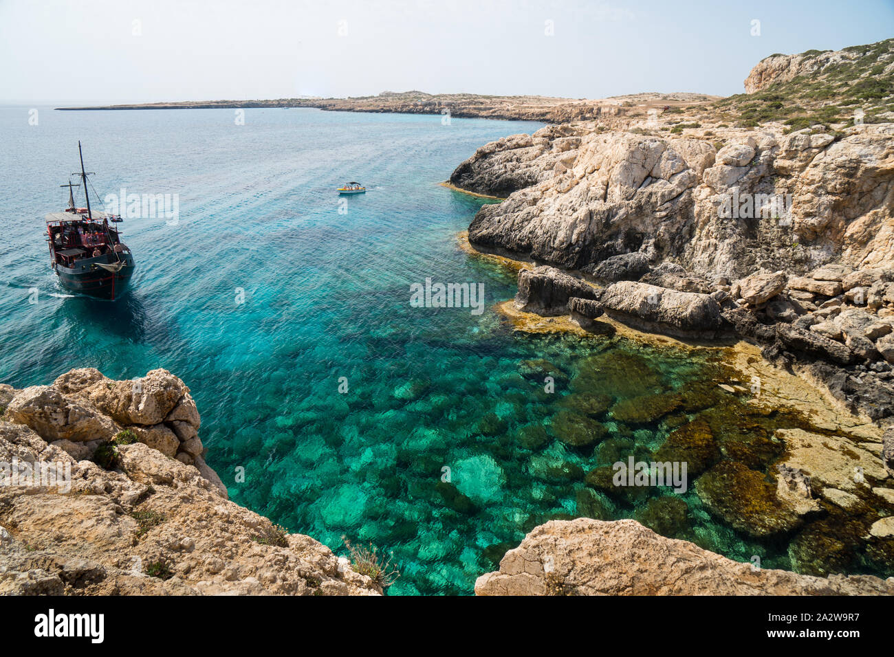 Butifull bay a Cipro con nave e acqua turchese Foto Stock