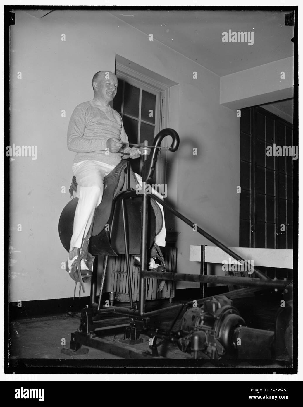 Sost. Charles Clason, messa. Sul cavallo elettrico presso la Casa della palestra Foto Stock