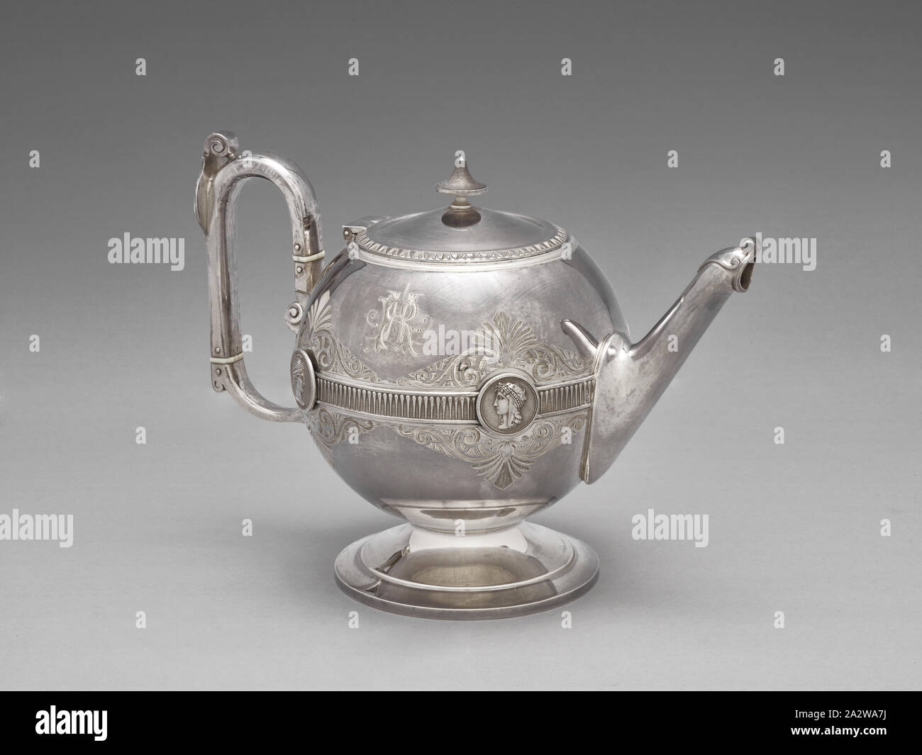 Modello di Medallion teiera, George Wilkinson, Designer (American, nato britannici, 1819-1894), Gorham Manufacturing Company, Divisione di argento, fabbricante (americana), J. E. Caldwell & Co., Philadelphia, rivenditore (americana), circa 1865, argento, 7 x 10 x 5-3/4 in., inscritto, lato: HR [monogram] impressionato, parte inferiore: J. E. CALDWELL & Co., [lion passant rivolto verso destra, ancoraggio, gotico G], 211, 7 graffiato, parte inferiore: 29/4 graffiato, parte inferiore: 80'07, 31, 80'07 impressionato, il bordo interno del coperchio: 7, Arti Decorative Foto Stock