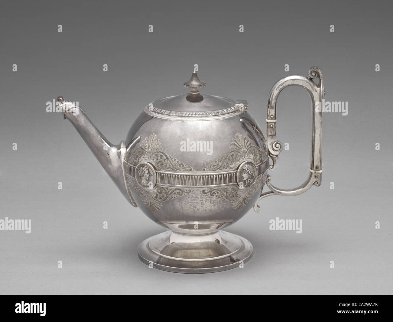 Modello di Medallion teiera, George Wilkinson, Designer (American, nato britannici, 1819-1894), Gorham Manufacturing Company, Divisione di argento, fabbricante (americana), J. E. Caldwell & Co., Philadelphia, rivenditore (americana), circa 1865, argento, 7 x 10 x 5-3/4 in., inscritto, lato: HR [monogram] impressionato, parte inferiore: J. E. CALDWELL & Co., [lion passant rivolto verso destra, ancoraggio, gotico G], 211, 7 graffiato, parte inferiore: 29/4 graffiato, parte inferiore: 80'07, 31, 80'07 impressionato, il bordo interno del coperchio: 7, Arti Decorative Foto Stock