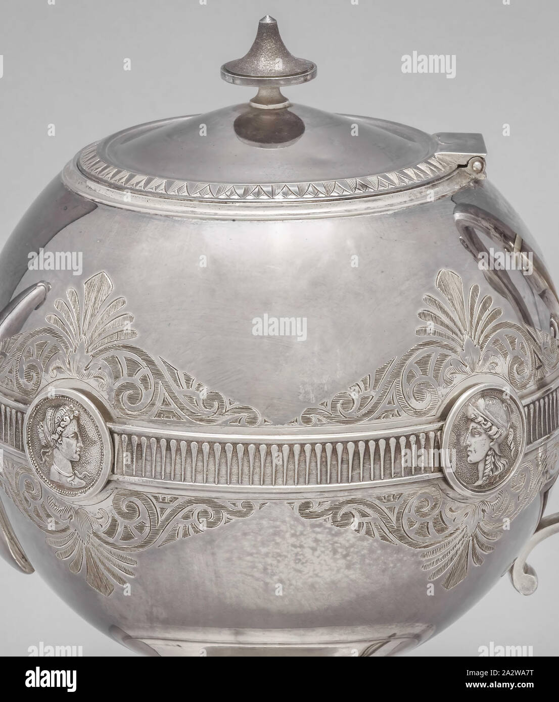 Modello di Medallion teiera, George Wilkinson, Designer (American, nato britannici, 1819-1894), Gorham Manufacturing Company, Divisione di argento, fabbricante (americana), J. E. Caldwell & Co., Philadelphia, rivenditore (americana), circa 1865, argento, 7 x 10 x 5-3/4 in., inscritto, lato: HR [monogram] impressionato, parte inferiore: J. E. CALDWELL & Co., [lion passant rivolto verso destra, ancoraggio, gotico G], 211, 7 graffiato, parte inferiore: 29/4 graffiato, parte inferiore: 80'07, 31, 80'07 impressionato, il bordo interno del coperchio: 7, Arti Decorative Foto Stock
