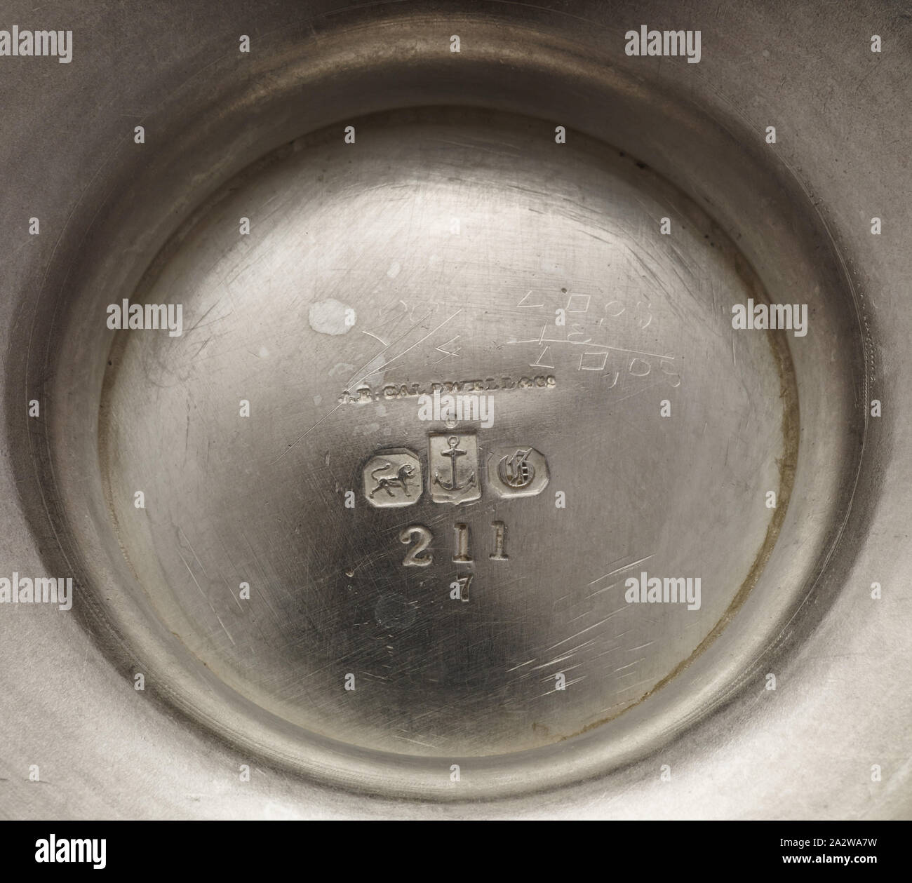 Modello di Medallion teiera, George Wilkinson, Designer (American, nato britannici, 1819-1894), Gorham Manufacturing Company, Divisione di argento, fabbricante (americana), J. E. Caldwell & Co., Philadelphia, rivenditore (americana), circa 1865, argento, 7 x 10 x 5-3/4 in., inscritto, lato: HR [monogram] impressionato, parte inferiore: J. E. CALDWELL & Co., [lion passant rivolto verso destra, ancoraggio, gotico G], 211, 7 graffiato, parte inferiore: 29/4 graffiato, parte inferiore: 80'07, 31, 80'07 impressionato, il bordo interno del coperchio: 7, Arti Decorative Foto Stock