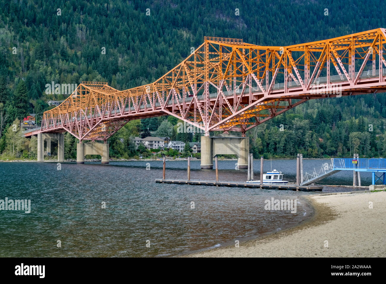 Grande ponte arancione (Bob) sopra il lago di Kootenay, Nelson, British Columbia, Canada Foto Stock