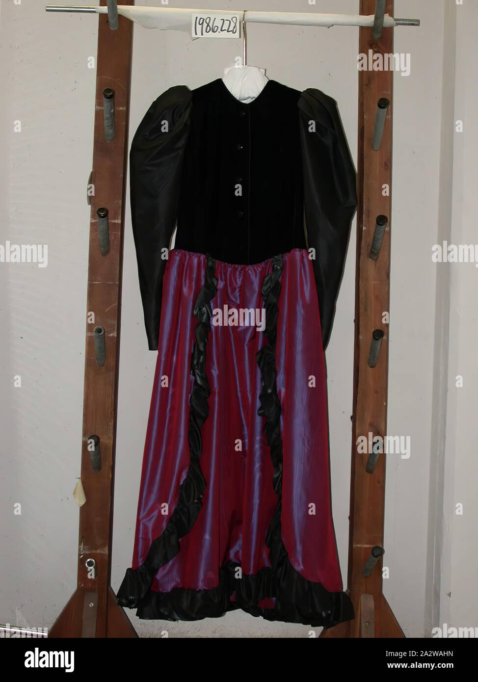 Abito da sera, Hubert de Givenchy, Designer (Francese, 1927-2018), Givenchy, Design House (Francese), agli inizi degli anni ottanta, velluto di seta, Moire taffettà, raso, lunghezza 60-1/4 in., tessile e della moda arte Foto Stock