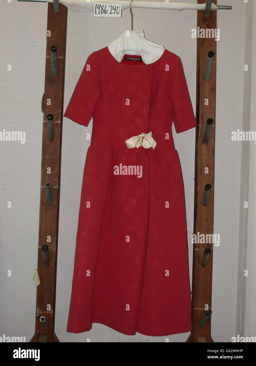 Abito da sera, Hubert de Givenchy, Designer (Francese, 1927-2018), Givenchy, Design House (Francese), circa 1960, cotone goffrato ottomana, taffetà di seta, seta nastro di raso, 52-1/2 in., tessile e della moda arte Foto Stock
