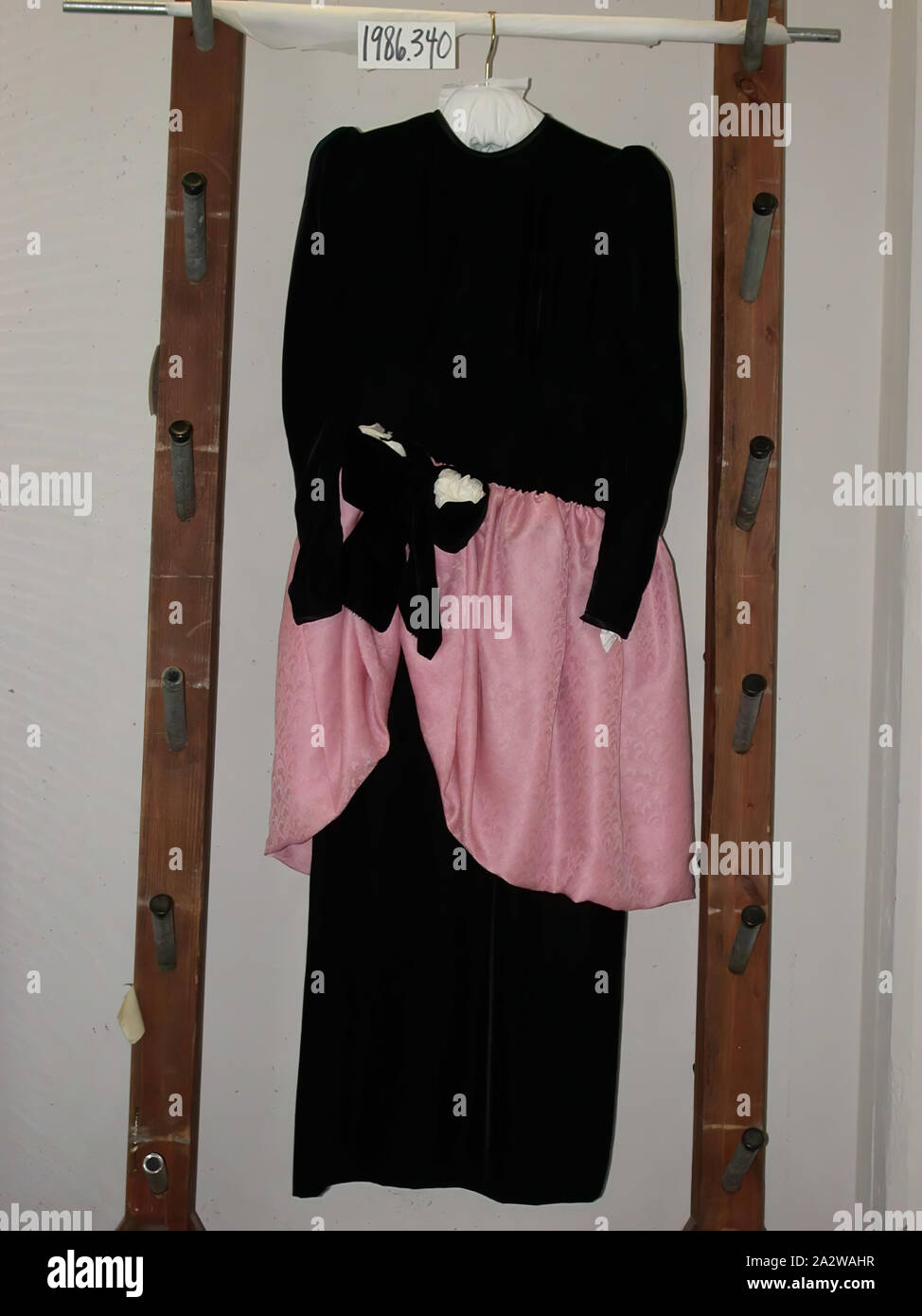 Abito da sera, Hubert de Givenchy, Designer (Francese, 1927-2018), Givenchy, Design House (Francese), agli inizi degli anni ottanta, velluto di seta, Gazar, raso, lunghezza 56-3/4 in., tessile e della moda arte Foto Stock