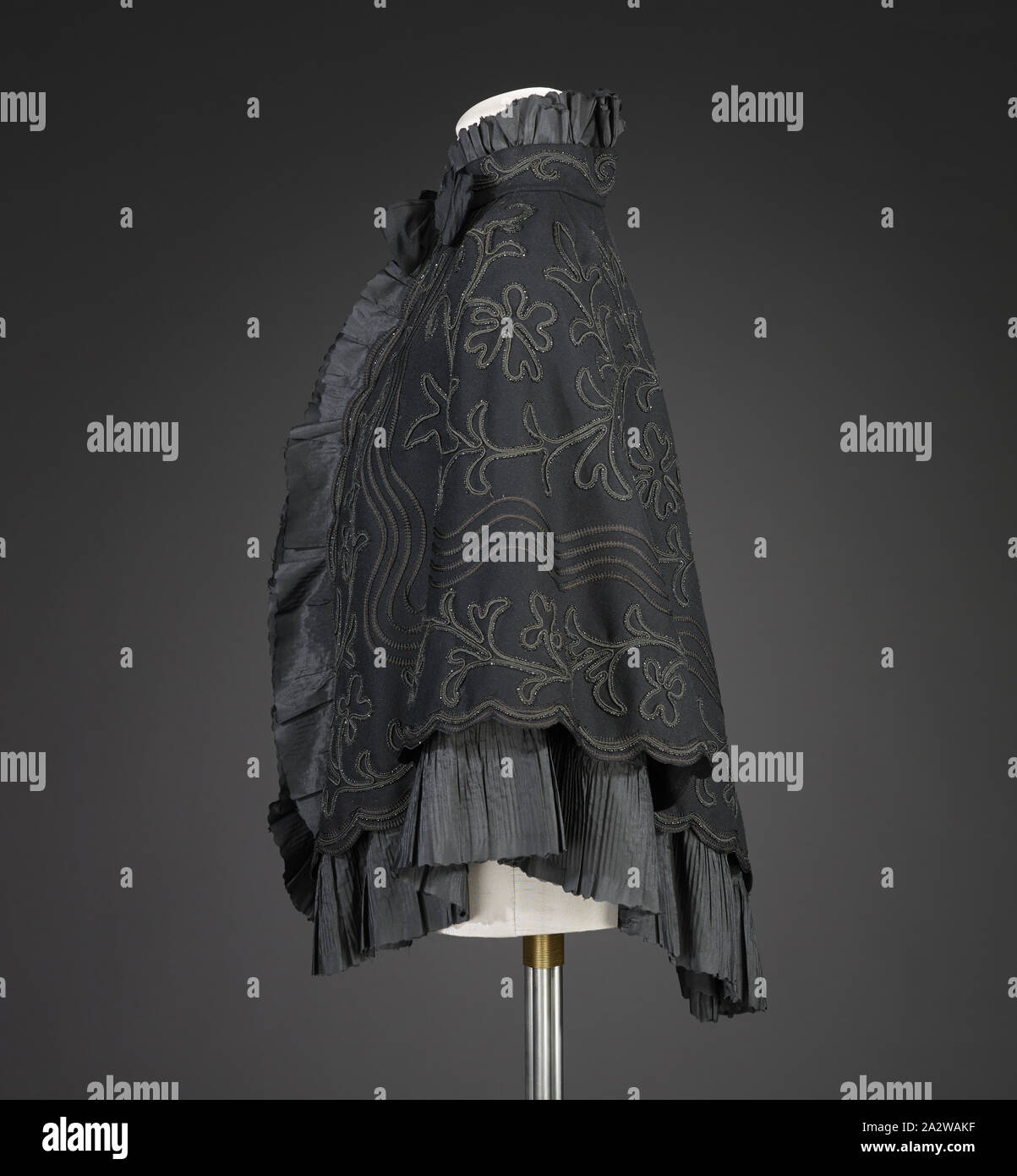 Cape, Young-Quinlan Department Store, rivenditore (americana), circa 1900, seta, perline, al centro della schiena 30-1/2 in., centro anteriore 25 in., busto 50 in., alla cintura 66 in., spalle 18-1/2 in., etichetta cucita: Fred. D. Young & Co. di Minneapolis,., tessile e della moda arte Foto Stock