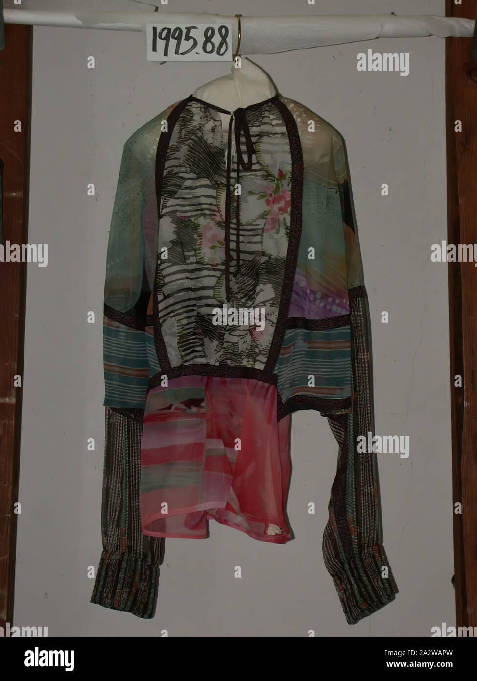 Camicetta, Koos van den Akker, Designer (American, nato nei Paesi Bassi, 03/16/1939-02/03/2015), 1976/77, polyester Georgette, L: 25 in., 63,5 cm., W: 57-1/2 in., 146,0 cm., tessile e della moda arte Foto Stock
