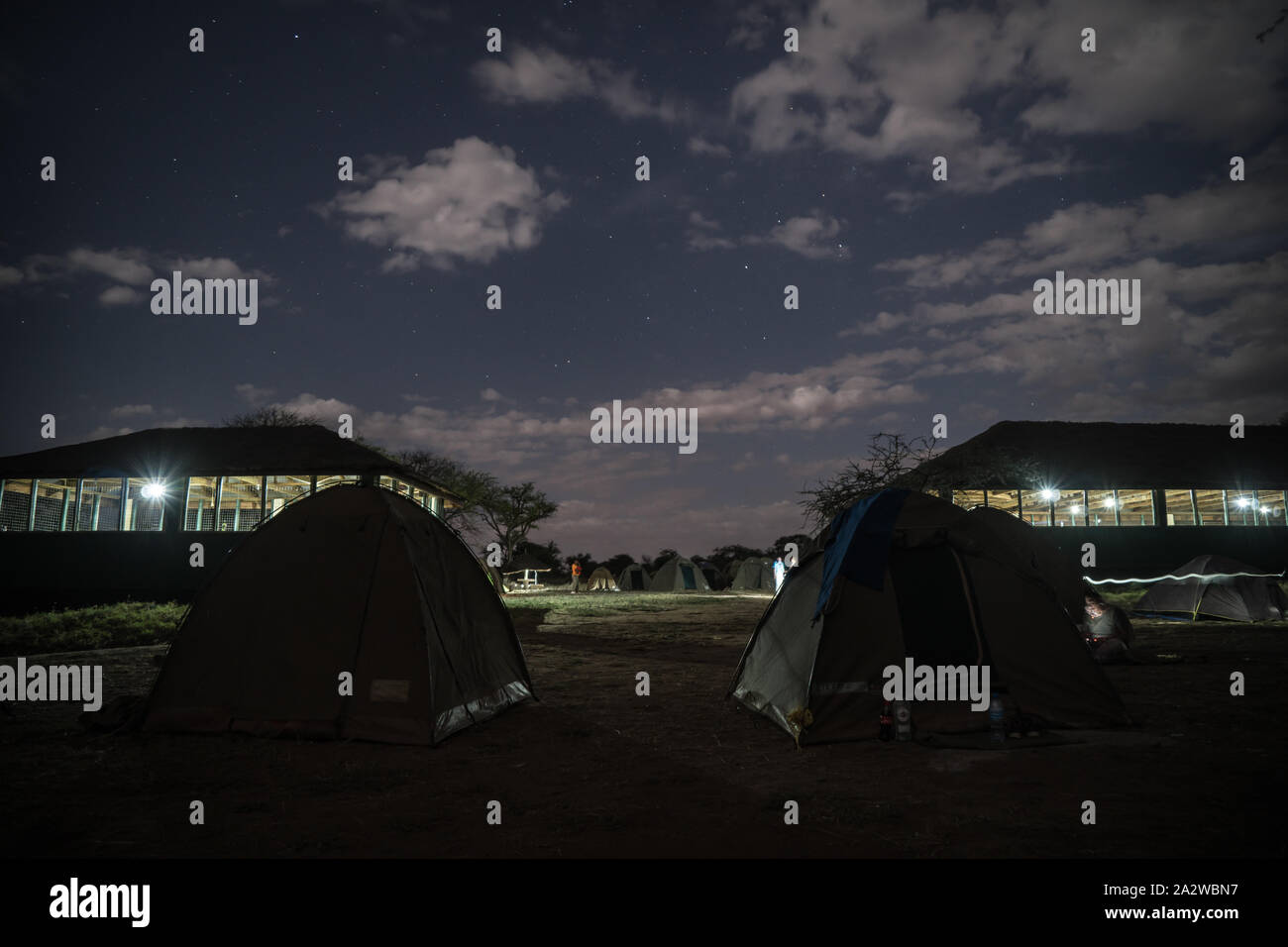 Camping pernottamento in tenda nella savana Serengeti camp durante la spedizione di safari. Incredibile stelle su tende da campeggio Foto Stock