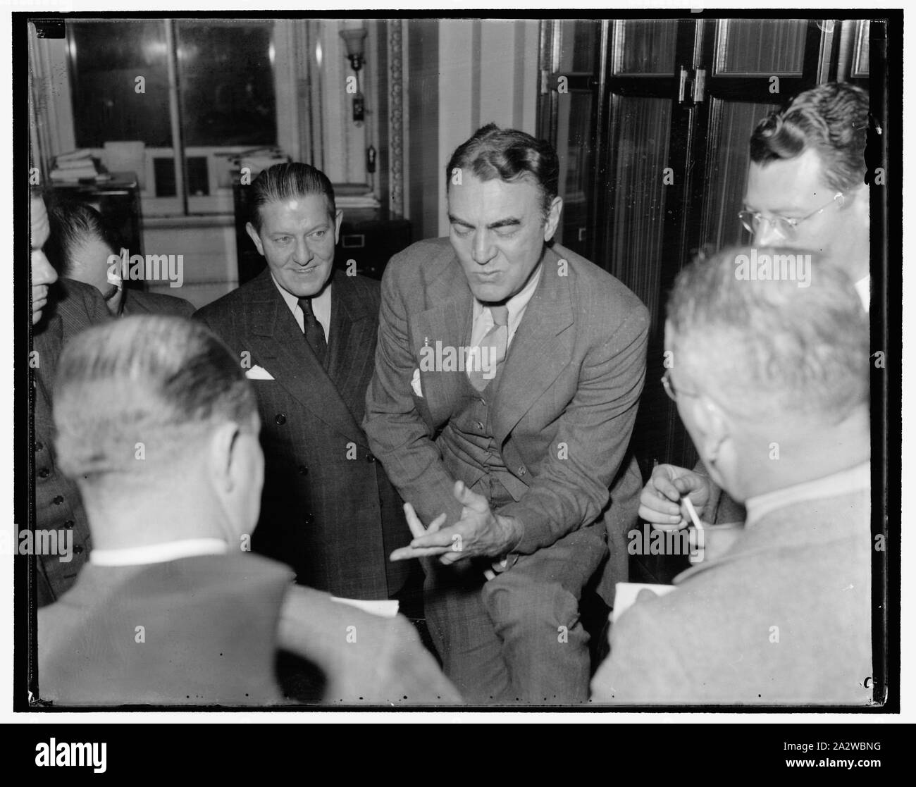 Sost. Hamilton pesce sulla neutralità. Washington D.C., Ott. 30. Dopo le regole della casa Sessione del Comitato stesso, sost. Hamilton pesce è stato intervistato dalla stampa. Egli ha detto ai giornalisti che non aveva nessuna disposizione a filibuster ed ha auspicato che il Congresso avrebbe disposto di materia da notte di venerdì, ma ha detto che gli avversari volevano qualche regola per consentire al Parlamento di decidere politica su tre domande: l'embargo sulle armi, prestiti sotto il denaro contante e di eseguire il provisioning e il potere presidenziale per determinare aree di combattimento, quali pesci detto, era equivalente a dargli autorità per assegnare un nome a un aggressore Foto Stock