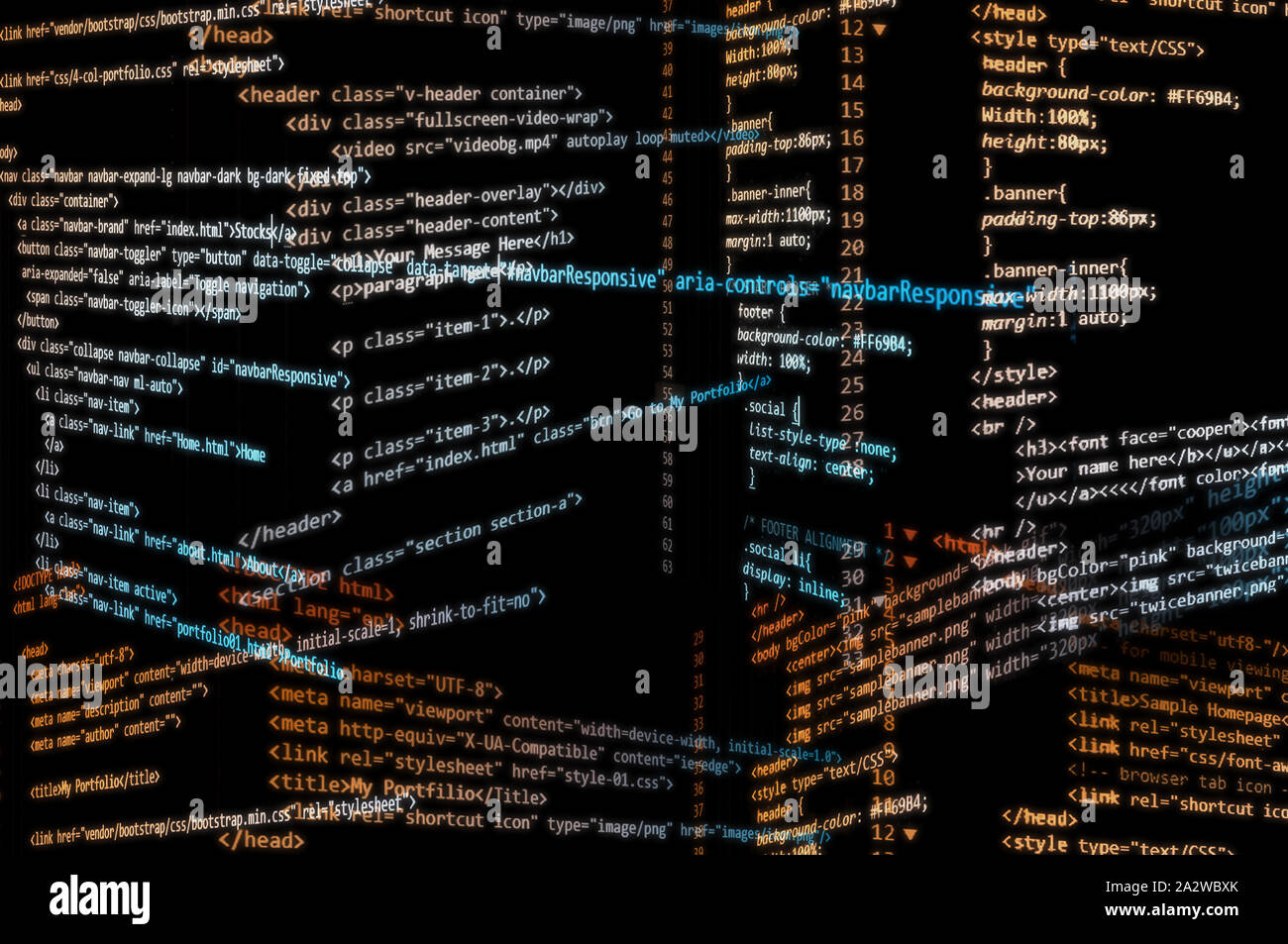 Casuale i codici HTML in giallo e blu di gradiente di sovrapposizione con sfondo nero. Foto Stock