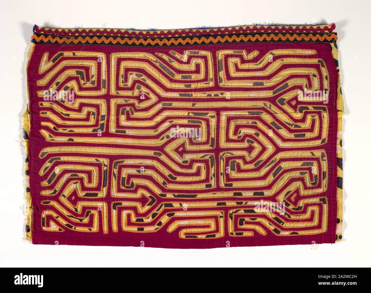 Shirt pannello (mola), Kuna persone, circa 1950, appliqued cotone, 14-1/2 x 20-3/4 in., tessile e della moda arte Foto Stock