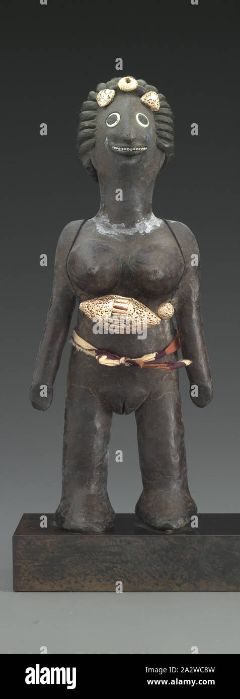 Scultura femmina (uno di una coppia), cera, pigmento, cotone, 12-5/8 in., Arte Africana Foto Stock