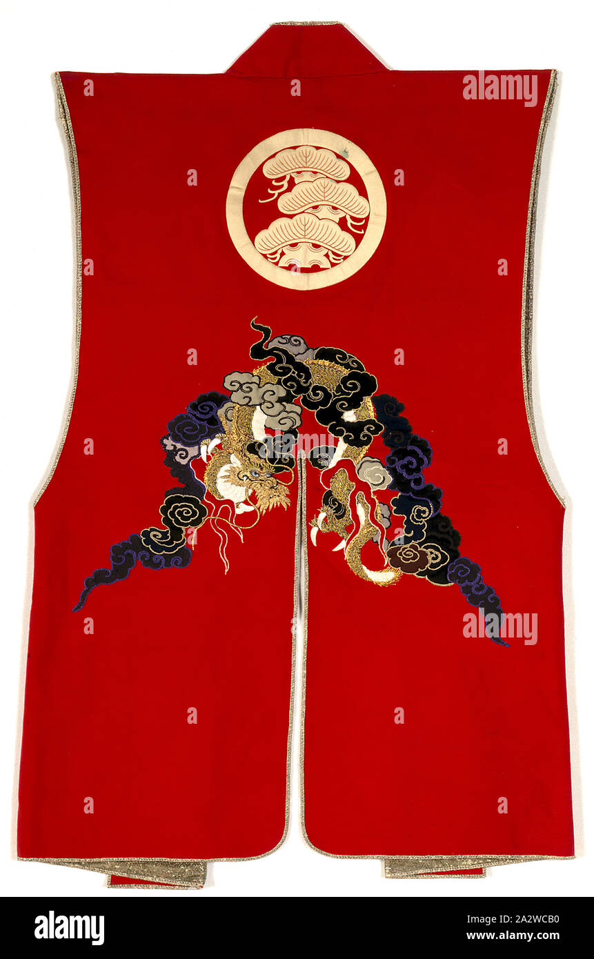 Uomo surcoat senza maniche indossato su armor; jinbaori, Edo, Edo, fine XVIII secolo, Lana (rosso), Oro carta piana Thread, 35-3/4 x 21-1/2 in., tessile e della moda arte Foto Stock