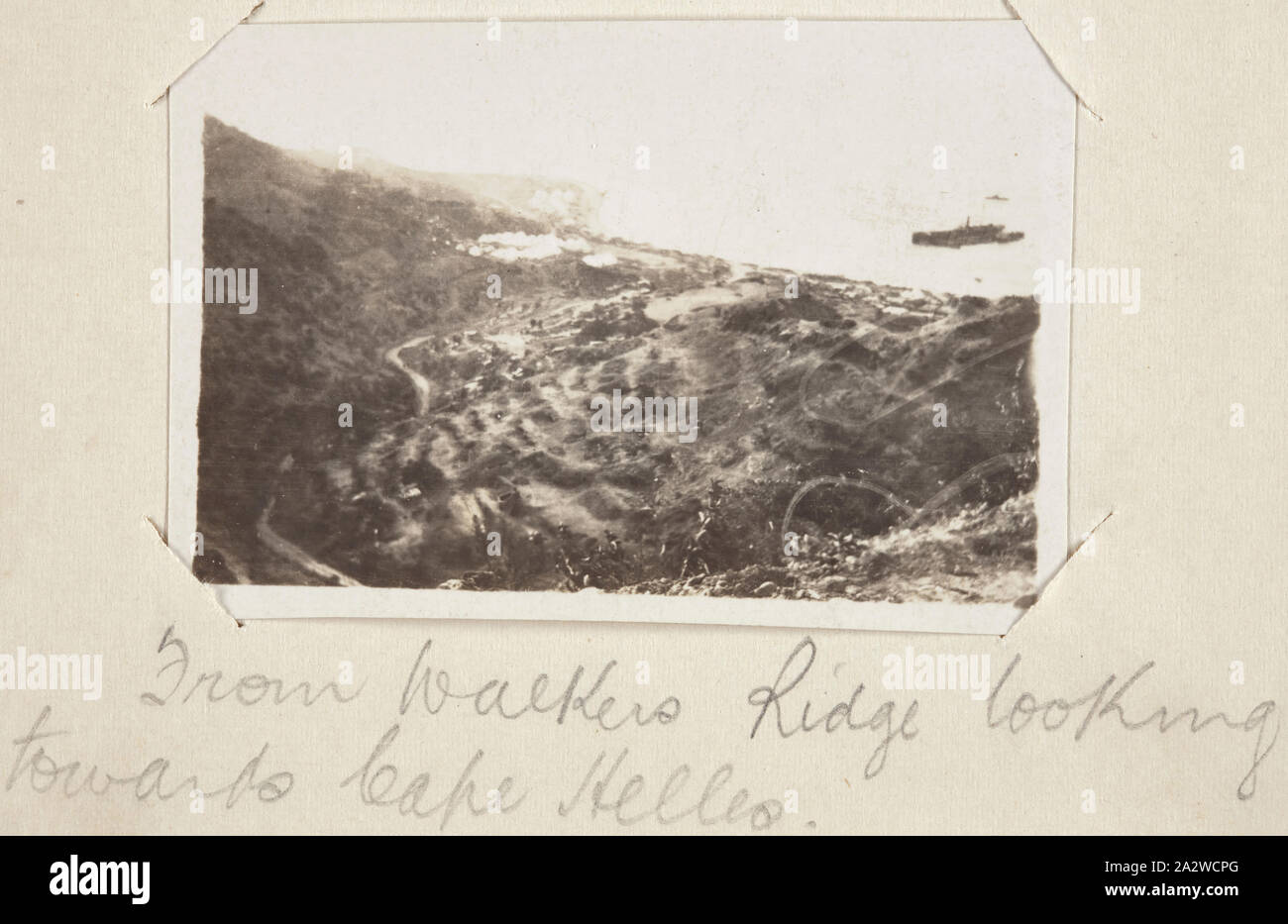 Fotografia - 'guardando verso Capo Helles', Gallipoli, privato John Lord, 1915, stampa fotografica in bianco e nero raffiguranti il camminatore di Ridge guardando verso Capo Helles. Il camminatore di Ridge è stato chiamato per Brigadier-General Harold Walker il comandante della Nuova Zelanda fanteria a Gallipoli lo sbarco che ha impostato il suo quartier generale in quella zona. Il camminatore di Ridge è ora un cimitero per la campagna di Gallipoli dove trenta australiani sono sepolti Foto Stock