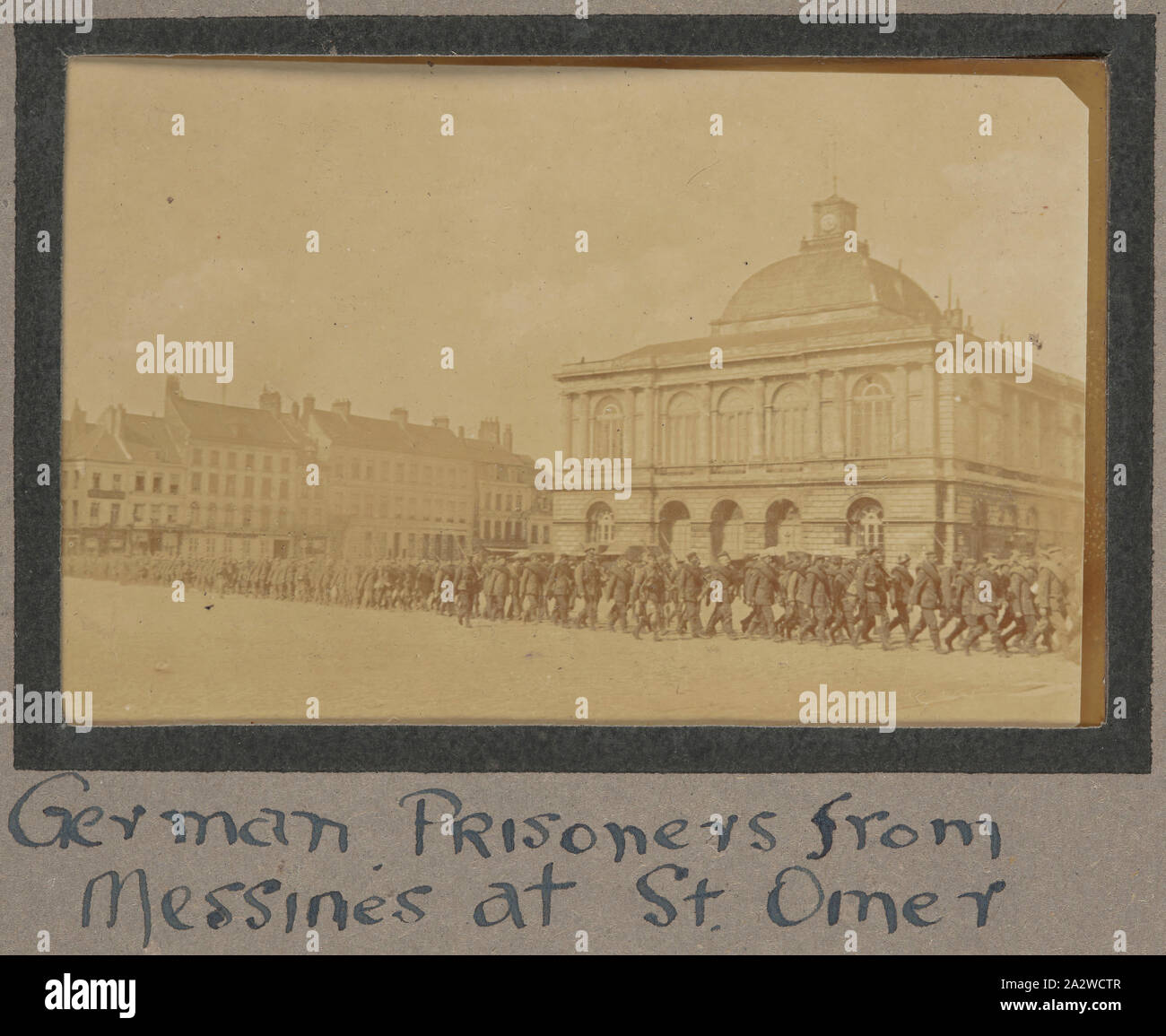 Fotografia - 'prigionieri tedeschi da Messines a St. Omer, Francia, sergente John Lord, guerra mondiale I, 1916-1917, la fotografia in bianco e nero che mostra un grande gruppo di prigionieri di guerra tedeschi, catturati nella battaglia di Messines, essendo hanno marciato attraverso St Omer. Durante la I Guerra Mondiale St Omer è stato usato come il British Royal Flying Corps sede e come risultato un campo di transito per la maggior parte dei britannici squadriglie di volo. 7.000 prigionieri di guerra tedeschi sono stati catturati nella battaglia di Messines Foto Stock