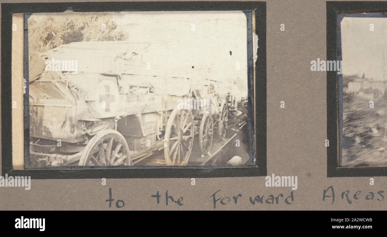 Fotografia - "all'Foward Zone", a cavalli carri ambulanza sul treno, Francia, sergente John Lord, guerra mondiale I, 1916-1917, stampa fotografica in bianco e nero che raffigura un numero di trainati da cavalli carri ambulanza sul carrello di un treno. È possibile che i carri sono stati trasportati a metà per le aree di avanzamento in treno prima di essere smontata e tirato da cavalli il resto del modo. Il cavallo e ambulanze mostrata in questa fotografia sono quella del segno 6 varietà. Questo carro può trasportare 12 pazienti di seduta Foto Stock