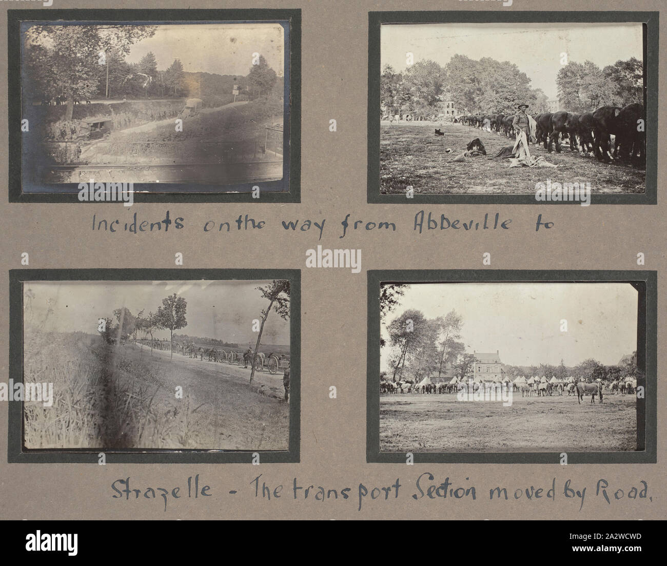 Fotografia - "Incidenti sulla strada da Abbeville', Francia, sergente John Lord, guerra mondiale I, 1916-1917, stampa fotografica in bianco e nero che raffigura un folto gruppo di soldati che marciano da Abbeville a Strazeele; tuttavia la posizione esatta di questa fotografia è sconosciuto. In un estratto dal XIII Campo dell'ambulanza diario, soldati entro il campo ambulanza era di indossare calze pulite e trasportare un riempito di acqua in bottiglia, forniture mediche e un giorni le razioni di cibo durante la marcia Foto Stock