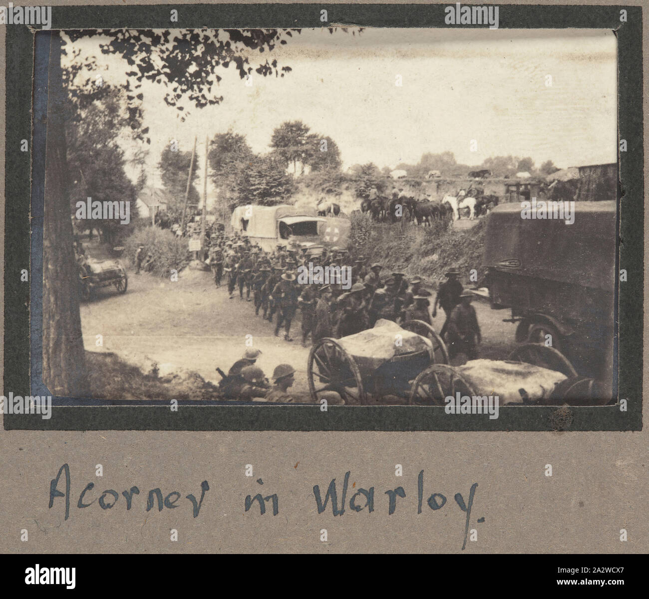 Fotografia - un angolo in Warloy', Francia, sergente John Lord, guerra mondiale I, 1916-1917, BBlack e stampa fotografica in bianco raffigurante un 'angolo occupato' in Warloy-Baillon, Francia Foto Stock