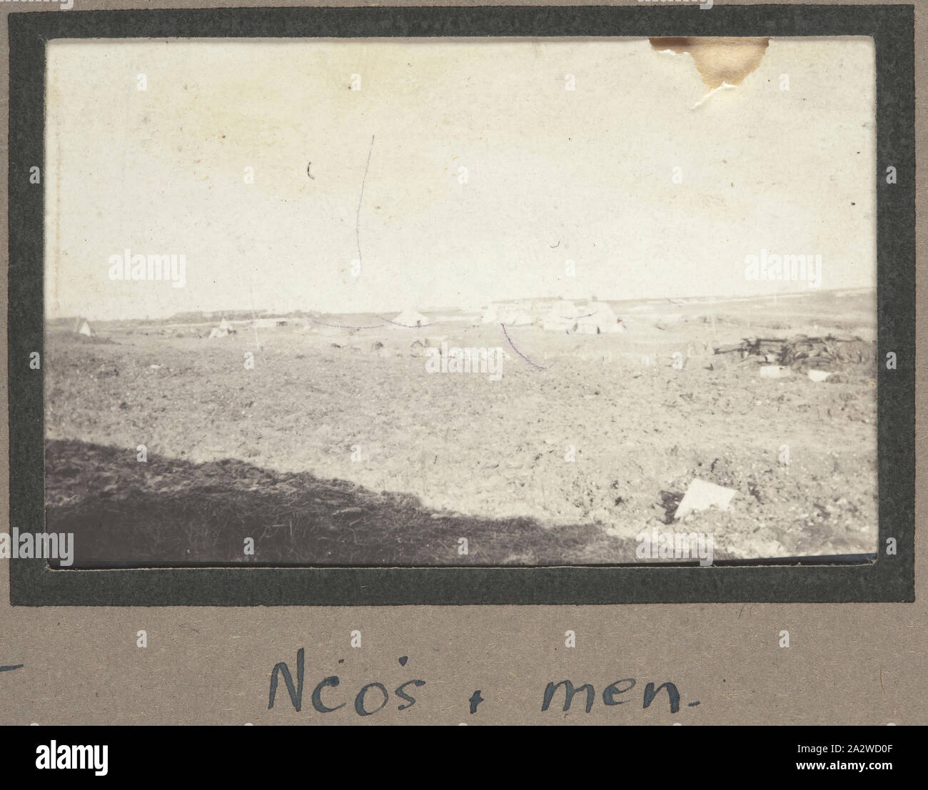 Fotografia - Sottufficiali Campeggio, Albert, Francia, sergente John Lord, guerra mondiale I, 1916, stampa fotografica in bianco e nero che raffigura un sottufficiali (NCO) campeggio in una posizione sconosciuta. I sottufficiali sono spesso responsabili di effettuare sul terreno missioni militari e la formazione del personale militare. Dell'esercito australiano di NCO includono Lance Corporals, Corporals, sergeants, Staff sergenti e Marescialli Foto Stock