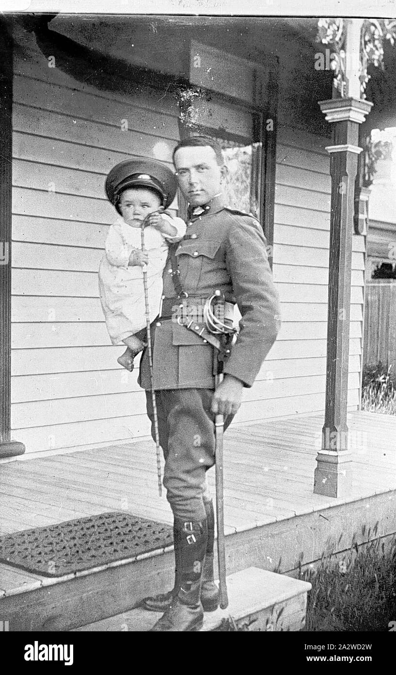 Negativo - Officer & bambino su una veranda, Horsham, Victoria, 1914,  fotografia di Otto Emil Müller (Muller/Miller) e suo figlio Ralph. La  fotografia è stata scattata nel 1914 mentre Otto era che